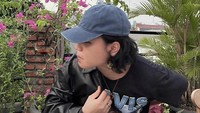 Gangga yang merupakan seorang musisi juga cukup aktif di Instagram. Ia sering bagikan momen seru, termasuk ketika santai di kafe rooftop.