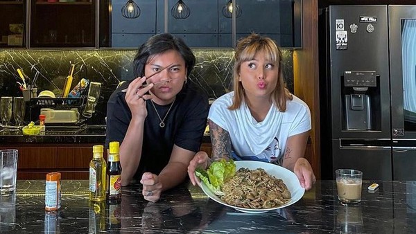 Gangga dan Awkarin Kompak Kulineran, 10 Momen Ini Buktinya