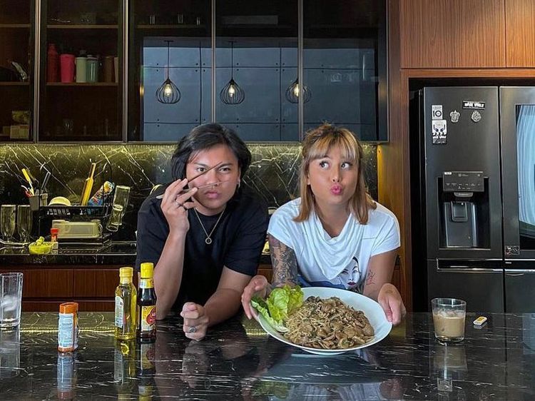 Gangga dan Awkarin Kompak Kulineran, 10 Momen Ini Buktinya