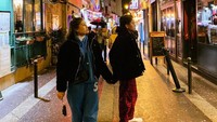 Begini gaya romantis Awkarin dan Gangga saat liburan bareng di Paris. Mereka mencari jazz bar untuk santai sekaligus mendengarkan alunan musik jazz yang menenangkan.