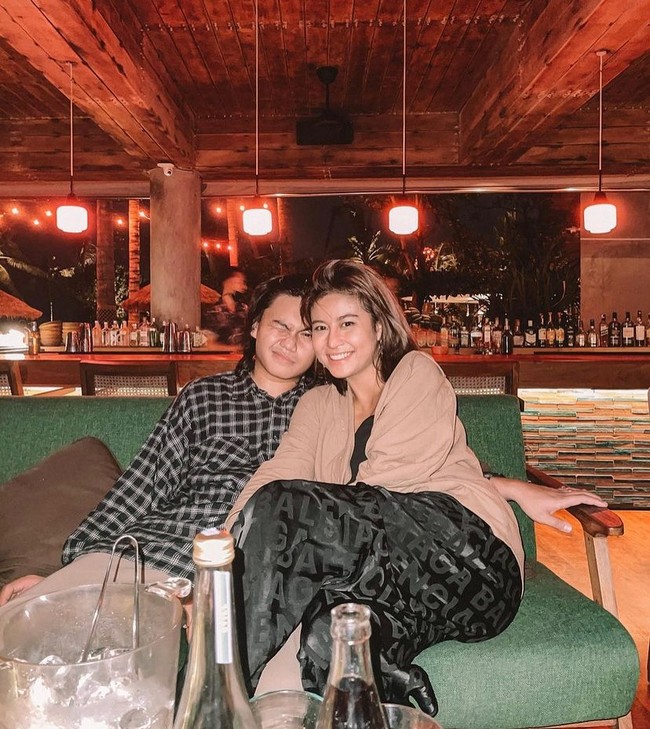 Usai berpisah dengan Alfie, Awkarin kemudian menjalin hubungan dengan Gangga Kusuma. Saat keduanya berpacaran, tak sedikit netizen yang mendukung. Awkarin dan Gangga pun sudah terlihat cukup sering berlibur bersama. Namun pada pertengahan tahun 2019 keduanya putus. Foto: Instagram ganggaksm/awkarin