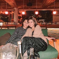 Usai berpisah dengan Alfie, Awkarin kemudian menjalin hubungan dengan Gangga Kusuma. Saat keduanya berpacaran, tak sedikit netizen yang mendukung. Awkarin dan Gangga pun sudah terlihat cukup sering berlibur bersama. Namun pada pertengahan tahun 2019 keduanya putus. Foto: Instagram ganggaksm/awkarin