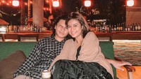 Seperti ini pose romantis keduanya saat nongkrong di kafe. Awkarin terlihat begitu nyaman saat bersama Gangga.