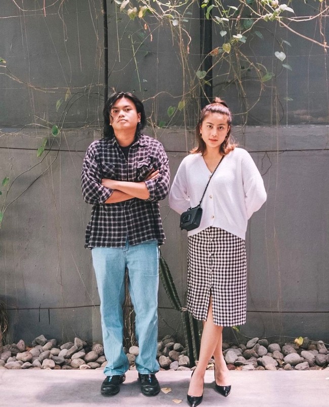 Awkarin kemudian kembali berpacaran dengan Gangga. Hingga pada hari ulang tahunnya yang ke-24, Gangga pun melamarnya. Momen lamaran Gangga itu pun dibagikan di media sosial. Tampak Awkarin yang terkejut sekaligus terharu. Foto: Instagram ganggaksm/awkarin