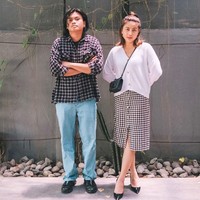 Awkarin kemudian kembali berpacaran dengan Gangga. Hingga pada hari ulang tahunnya yang ke-24, Gangga pun melamarnya. Momen lamaran Gangga itu pun dibagikan di media sosial. Tampak Awkarin yang terkejut sekaligus terharu. Foto: Instagram ganggaksm/awkarin