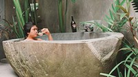 Gangga yang tengah santai di bathtub ditemani segelas Baileys Irish Cream. Wah, makin sempurna nih waktu berendamnya!