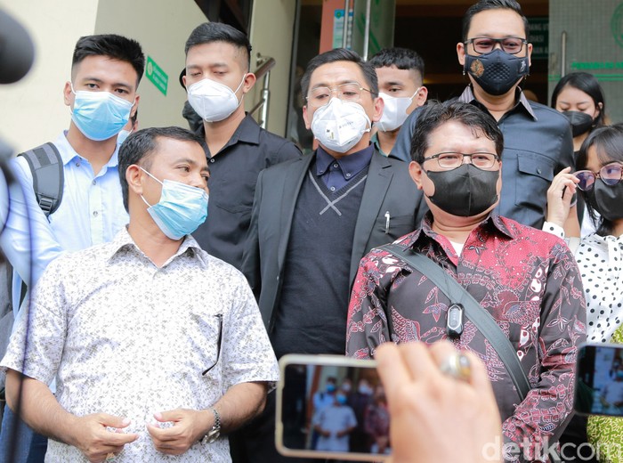H Faisal dan Doddy Sudrajat H Faisal dan Doddy Sudrajat saat menjalani sidang Hak asuh putra Vanessa Angel dan Bibi Ardiansyah, Gala Sky Andriansyah Selasa (30/11/2021).