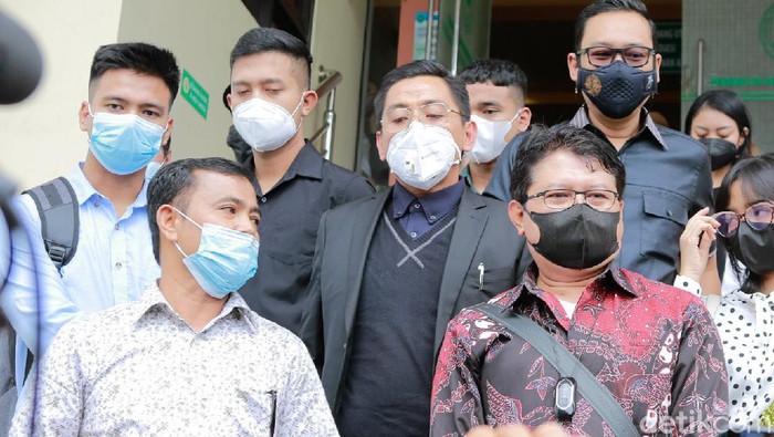 H Faisal dan Doddy Sudrajat saat menjalani sidang Hak asuh putra Vanessa Angel dan Bibi Ardiansyah, Gala Sky Andriansyah Selasa (30/11/2021).