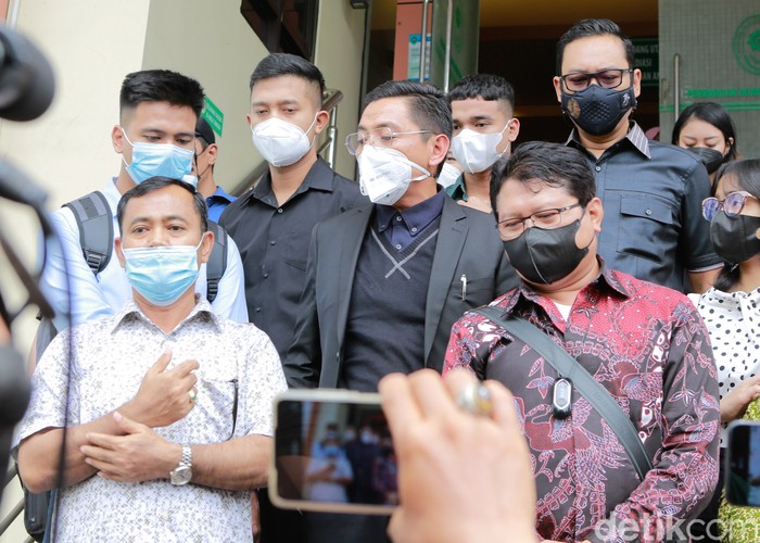 H Faisal dan Doddy Sudrajat saat menjalani sidang Hak asuh putra Vanessa Angel dan Bibi Ardiansyah, Gala Sky Andriansyah Selasa (30/11/2021).
