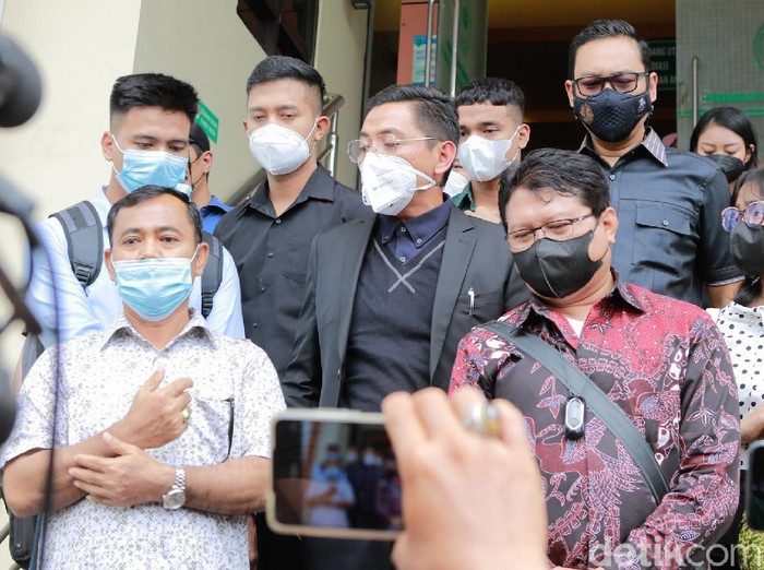 H Faisal dan Doddy Sudrajat saat menjalani sidang Hak asuh putra Vanessa Angel dan Bibi Ardiansyah, Gala Sky Andriansyah Selasa (30/11/2021).