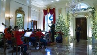 Sebuah band Marinir memainkan musik Natal di Grand Foyer Gedung Putih.