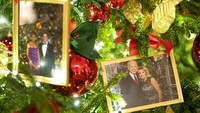 Foto Presiden Joe Biden dan ibu negara Jill Biden tergantung di pohon Natal di Ruang Makan Negara Gedung Putih. Tahun ini merupakan tahun pertama Joe dan Jill Biden (Presiden dan Ibu Negara Amerika Serikat) merayakan Natal di Gedung Putih setelah pelantikan pada bulan Januari lalu.