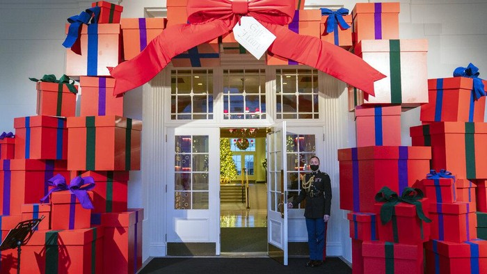 Indahnya Dekorasi Gedung Putih untuk Menyambut Hari Natal Gedung Putih resmi menampilkan dekorasi untuk menyambut Hari Natal. Mengambil tema 'Persembahan dari Hati' dekorasi ini juga didedikasikan untuk garda terdepan COVID-19. (AP Photo/Evan Vucci)
