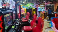 Ketiga, mal wajib menggunakan aplikasi PeduliLindungi terhadap semua pengunjung.  