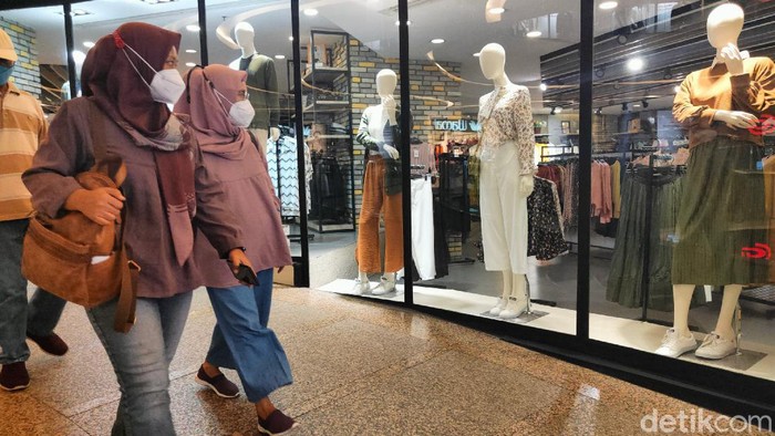 Ini Aturan Masuk Mal Saat PPKM Level 2 Aktivitas warga di salah satu pusat perbelanjaan kawasan Blok M, Jakarta Selatan, Selasa (30/11/2021).