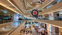 Memang terdapat beberapa perbedaan dibandingkan saat Jakarta pada masa PPKM Level 2. Sebelumnya mal boleh dibuka dengan kapasitas 100% sampai 22.00 waktu setempat.  