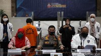 Lalu, tersangka mengirim pesan kepada korban di game Free Fire. Tersangka merayu akan memberikan Diamond (alat tukar premium yang berfungsi mengoptimalkan tampilan dan performa pemain yang bisa digunakan untuk membeli karakter, memperkuat senjata, dan mendapatkan item eksklusif di Free Fire) kepada korban.