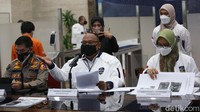 Sementara itu, Reinhard mengatakan korban dari S tidak hanya D, melainkan total ada 11 anak perempuan. Polisi sudah berhasil melacak 4 korban S, dan 7 anak lainnya belum terdeteksi identitasnya.