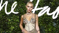 Model Iris Law memilih tampil dengan dress bertemakan ala baju jirah seperti halnya seorang petarung wanita. Joel C Ryan/Invision/AP/Joel C Ryan