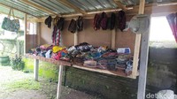Penduduk setempat menjual produk lokal pada wisatawan. Ada tas, kebaya, kain, hingga topi.  Tempat makan pun bisa traveler temukan di dalam. (Tasya Khairally/detikcom)