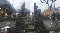 Desa Wisata unik ini berlokasi di Jalan Penglipuran, Kubu, Kecamatan Bangli, Kabupaten Bangli, Bali. Tarif masuknya untuk wisatawan domestik adalah Rp 25 ribu untuk dewasa dan Rp 15 ribu untuk anak-anak. (Tasya Khairally/detikcom)