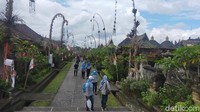 Jalanannya berundak dan rumahnya masih begitu tradisional dan khas. Janur-janur menjuntai menghiasi desa.  (Tasya Khairally/detikcom)
