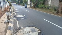 Jelas bahaya, soalnya kan ini jalanan bagus, jadi orang kadang ngebut di sini. Terus ini kan retak terus jelek, bahaya juga. Soalnya kadang mobil atau yang lain nggak mau ngenain lobang ini jadi mepet ke arah sana, kata warga bernama Ilham (25), 30 November. (Wildan-detik)