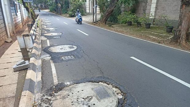 Jalan Lebak Bulus III Rusak Akibat Sumur Resapan