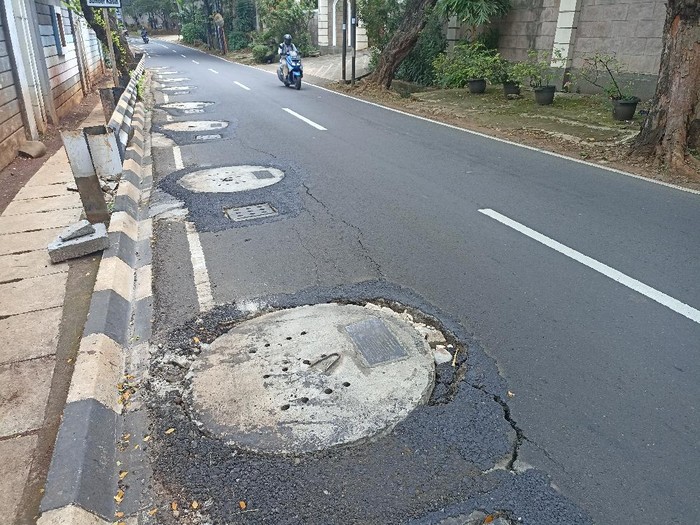 Jalan Lebak Bulus III Rusak Akibat Sumur Resapan