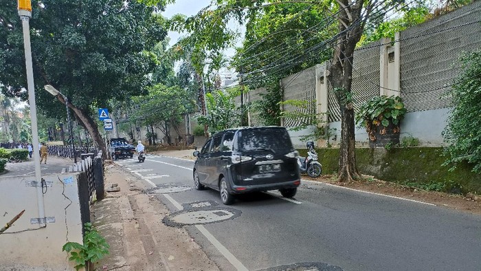 Jalan Lebak Bulus III Rusak Akibat Sumur Resapan
