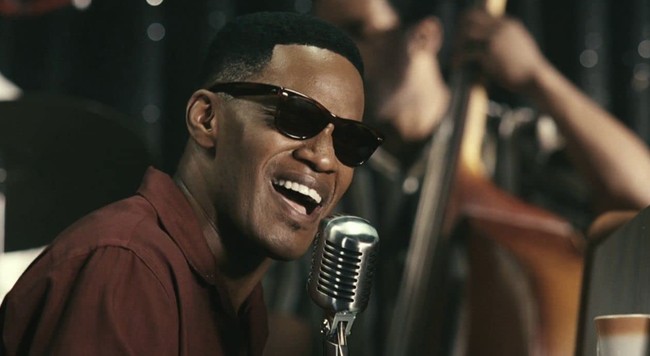 Jamie Foxx memenangkan Piala Oscar saat jadi bintang utama di film biopic ‘Ray’ pada 2004. Memerankan musisi buta, Jamie harus rela kedua matanya dilem dan ditutupi prostetik agar bisa semirip mungkin dengan Ray Charles. “Bayangkan mata kamu dilem dan tertutup selama 14 jam sehari,” ungkapnya. Foto: Dok. Ist