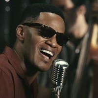 Jamie Foxx memenangkan Piala Oscar saat jadi bintang utama di film biopic ‘Ray’ pada 2004. Memerankan musisi buta, Jamie harus rela kedua matanya dilem dan ditutupi prostetik agar bisa semirip mungkin dengan Ray Charles. “Bayangkan mata kamu dilem dan tertutup selama 14 jam sehari,” ungkapnya. Foto: Dok. Ist
