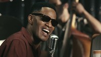 Jamie Foxx mengenakan kelopak mata palsu yang direkatkan untuk membuat matanya tetap tertutup selama syuting Ray (2004) hingga mengalami klaustrophobia. Dok. Ist