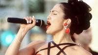 Jennifer Lopez hanya tidur di kasur Selena Quintanilla saat persiapan film Selena (1997) di mana ia berperan sebagai penyanyi legendaris itu. Dok. Ist