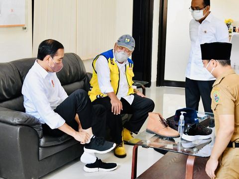 Jokowi Bujuk Menteri PUPR Beli Sepatu