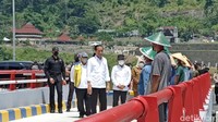 Usai peresmian, Jokowi juga menggelar dialog dengan petani di sekitar bendungan. Jokowi berharap peresmian Bendungan Tugu ini bisa membawa dampak yang besar bagi para petani.