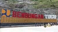 Peresmian ini ditandai penandatanganan prasasti. Jokowi berharap Bendungan Tugu ini bisa bermanfaat dan meningkatkan kesejahteraan.