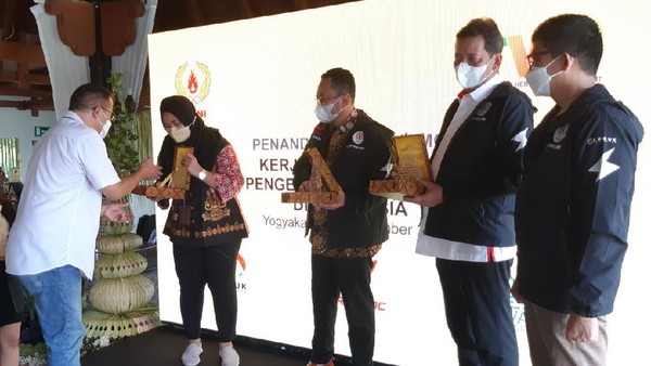 Pada kesempatan dan menjadi rangkaian kegiatan ini, juga dilakukan Penandatanganan MoU Kerjasama Promosi Pemasaran Serta Pengembangan Sport Tourisme Destinasi Pariwisata di Indonesia antara KONI Pusat dengan PT Taman Wisata Candi (TWC) Borobudur, Prambanan & Ratu Boko (Persero). Sinergi dan kolaborasi para pihak ini menjadi babak baru untuk mewujudkan kebangkitan sport tourism nasional pasca pandemi. Pada kesempatan dan menjadi rangkaian kegiatan ini, juga dilakukan Penandatanganan MoU Kerjasama Promosi Pemasaran Serta Pengembangan Sport Tourisme Destinasi Pariwisata di Indonesia antara KONI Pusat dengan PT Taman Wisata Candi (TWC) Borobudur, Prambanan & Ratu Boko (Persero). Sinergi dan kolaborasi para pihak ini menjadi babak baru untuk mewujudkan kebangkitan sport tourism nasional pasca pandemi.