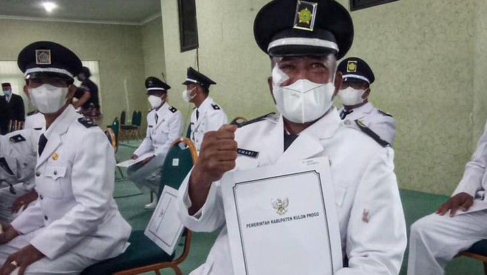 Kondisi lurah terpilih yang penuh luka saat dilantik di Gedung Kaca, Kompleks Pemkab Kulon Progo, Selasa (30/11/2021).