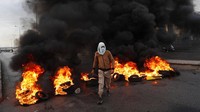 Kelima, Lebanon, juga menderita karena mata uangnya jatuh hingga 90 persen. Belum lagi, lonjakan inflasi, yang berakibat pada krisis pangan dan krisis energi. Lebih parahnya, Lebanon gagal membayar utang mereka senilai US$90 miliar. Rasio utangnya pun meningkat hingga mencapai 170 persen terhadap PDB. (AP/Hussein Malla)