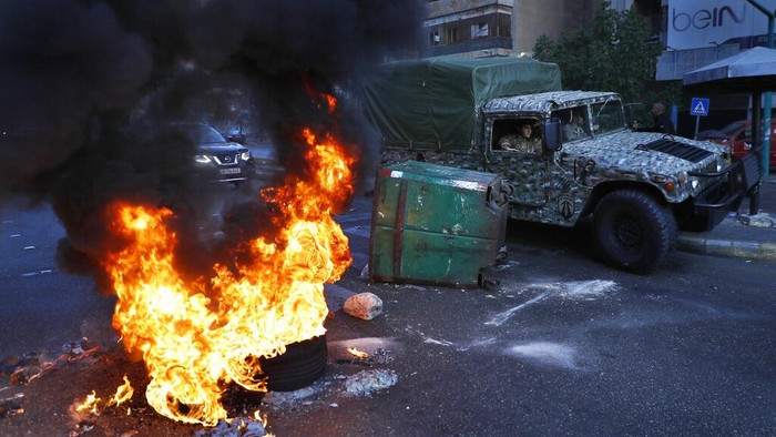 Sejumlah demonstran memblokade jalan utama di sejumlah jalur Ibu Kota Lebanon, Beirut. Ini merupakan salah satu aksi kemarahan warga di tengah krisis ekonomi, Senin, (29/11/2021). (AP Photo/Hussein Malla)