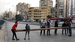 Momen Warga Lebanon Blokir Jalan Protes Krisis Ekonomi