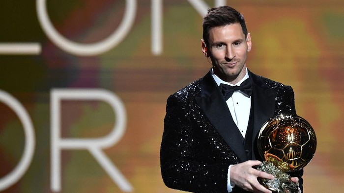 PARIS, FRANCE - NOVEMBER 29: Lionel Messi is awarded with his seventh Ballon DOr award during the Ballon DOr Ceremony at Theatre du Chatelet on November 29, 2021 in Paris, France. (Photo by Aurelien Meunier/Getty Images)