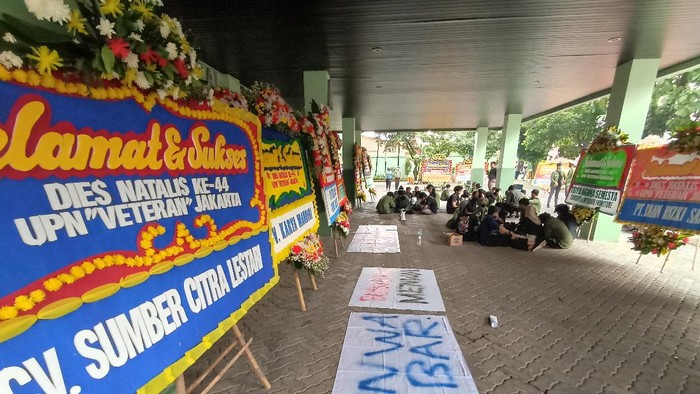 Mahasiswa UPN Jakarta Demo di Depan Gedung Rektorat