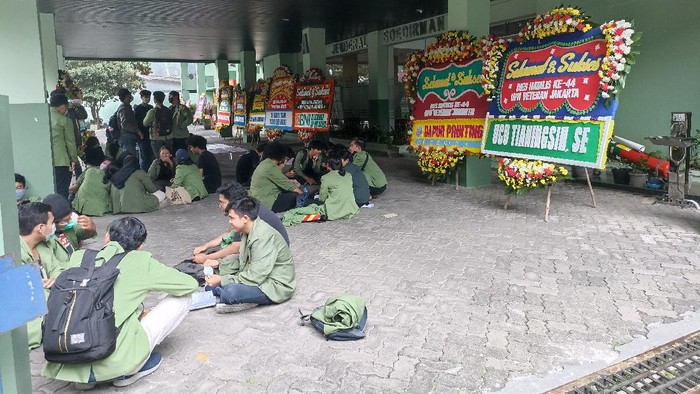 Mahasiswa UPN Jakarta Demo di Depan Gedung Rektorat