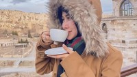 Mengenakan jaket berbul tebal, ini keseruan Marissya Icha saat liburan sambil menikmati secangkir kopi. Tentunya dengan pemandangan indah. Foto: Instagram @marissyaicha