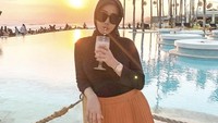 Tak kalah mewah, begini pose Marissya Icha saat menikmati minuman favorit ta di pinggir kolam renang. Apalagi dengan pemandangan sunset yang indah. Foto: Instagram @marissyaicha