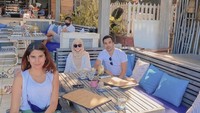 Begitu juga dengan momen ini, Marissya Icha menikmati minuman segar di kafe pinggir pantai. Momennya saat itu bersama orang terdekat. Foto: Instagram @marissyaicha