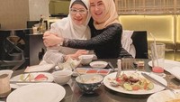 Marrisya Icha dikenal sebagai selebgram yang tajir. Ia sering mengunggah momen kuliner mewahnya. Salah satunya momen saat makan bersama sang ibu. Foto: Instagram @marissyaicha