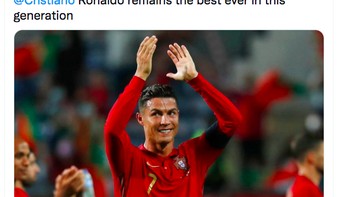 Penghargaan hanya berdasarkan pilihan, bukan performa dengan timnas dan klub yang berbeda. Ronaldo tetap yang terbaik di generasi ini, tulis netizen ini.  Foto: Twitter